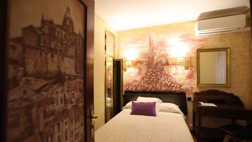 Eenvoudige eenpersoonskamer | Een bureau, een laptopwerkplek, verduisterende gordijnen