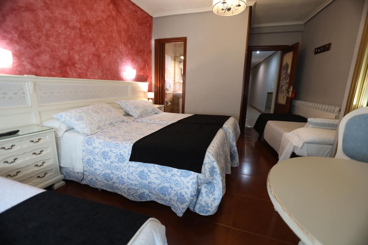 Familiekamer, uitzicht op stad | Een bureau, een laptopwerkplek, verduisterende gordijnen