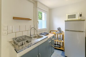 Fridge, microwave, oven, coffee/tea maker