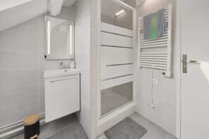 Hair dryer, towels