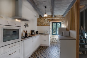 Kühlschrank, Mikrowelle, Ofen, Geschirrspüler