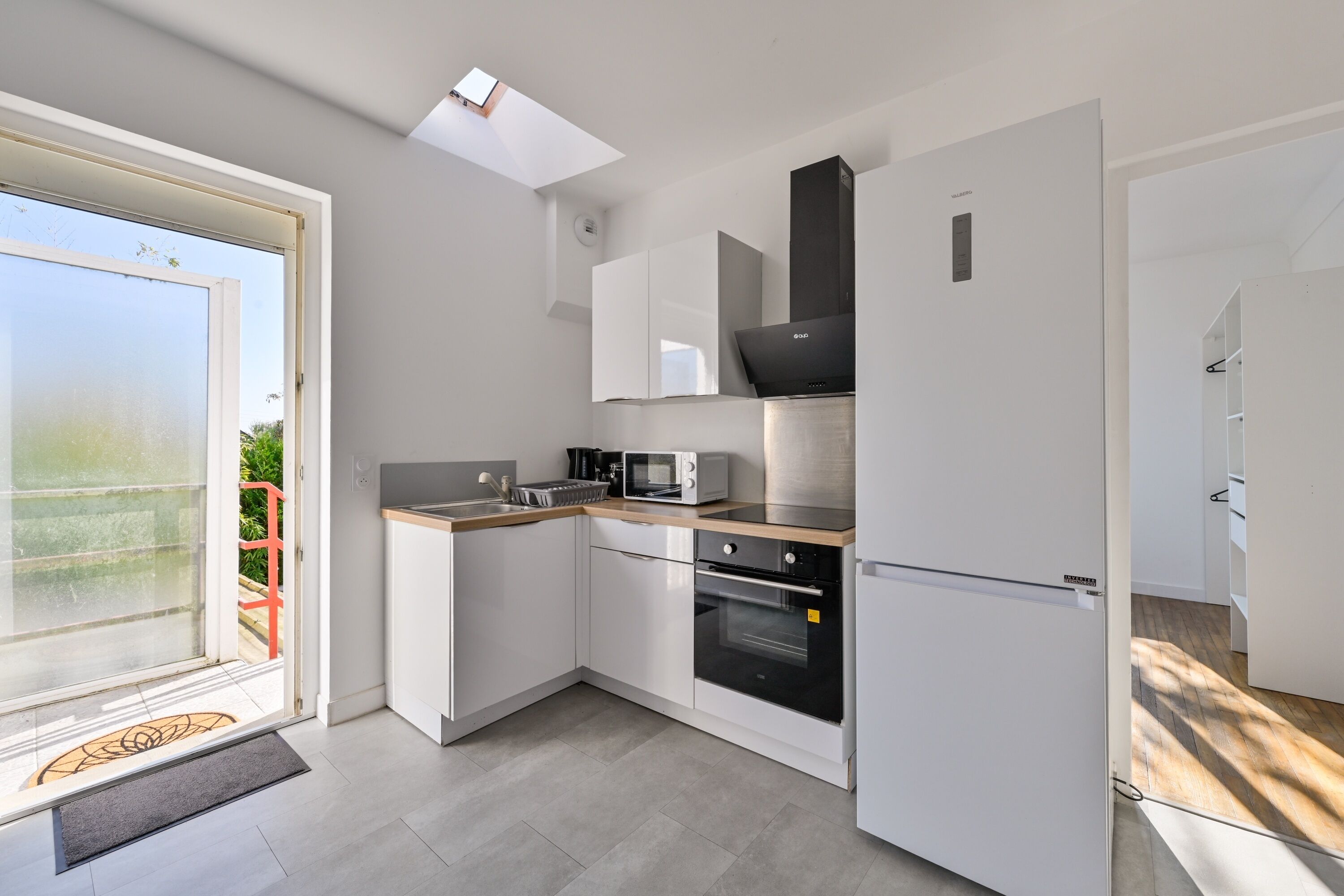 Fridge, microwave, oven, coffee/tea maker