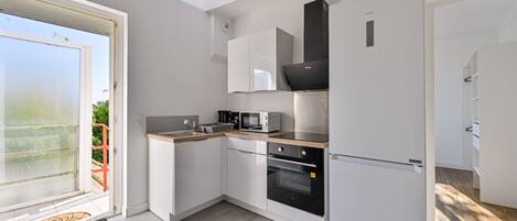 Fridge, microwave, oven, coffee/tea maker