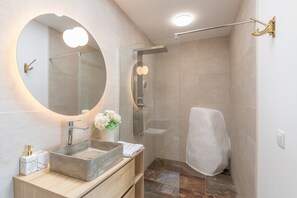 Dusche, Haartrockner, Handtücher