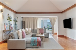 TV - Holiday Villa 'The Suite' with Private Pool, Wi-Fi, and Air Conditioning (Playa Blanca)