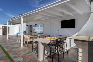 Outdoor dining - Holiday Villa 'The Suite' with Private Pool, Wi-Fi, and Air Conditioning (Playa Blanca)