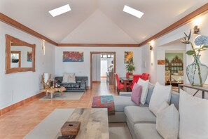 TV - Holiday Villa 'The Suite' with Private Pool, Wi-Fi, and Air Conditioning (Playa Blanca)