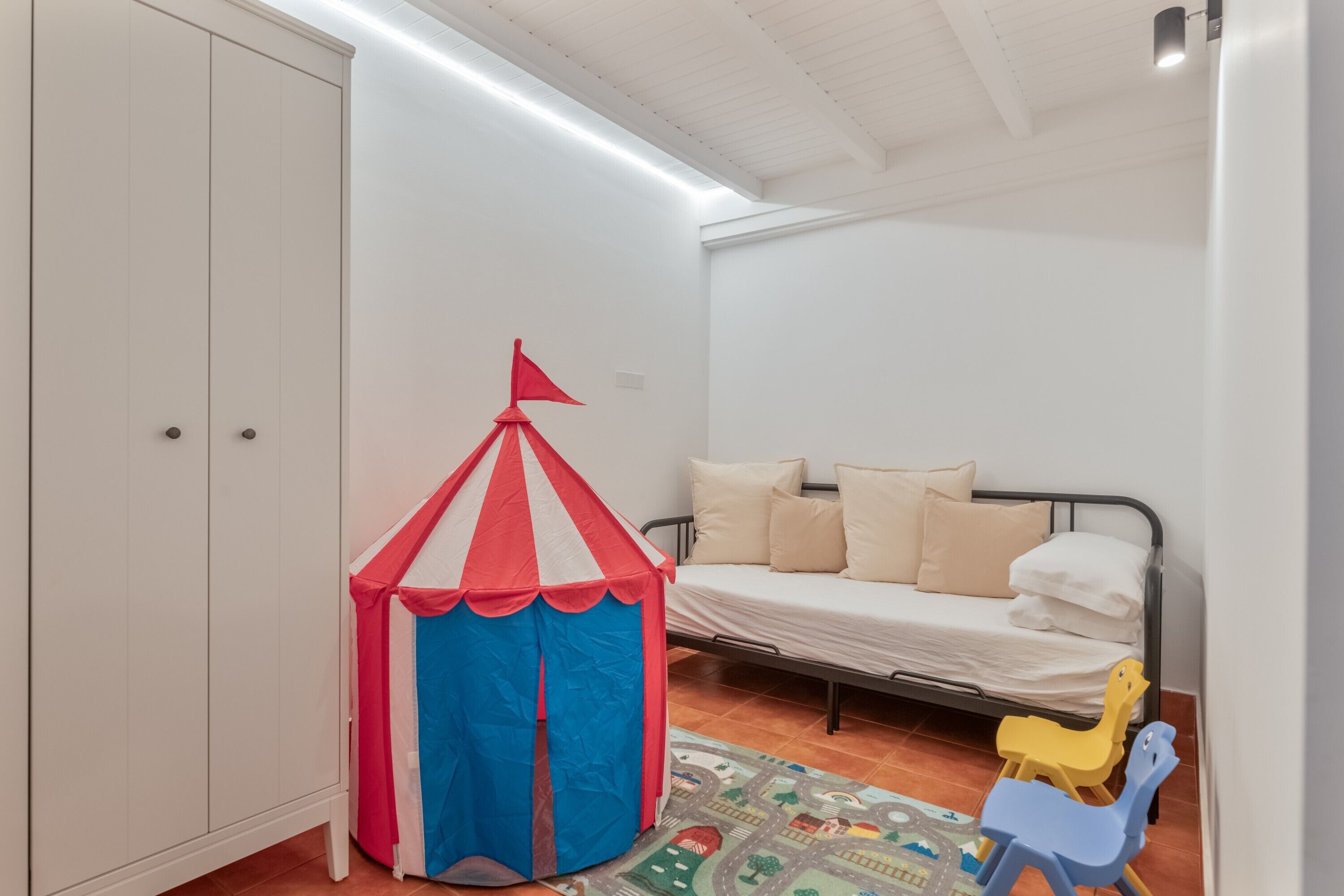 5 chambres, fer et planche à repasser, Wi-Fi, draps fournis