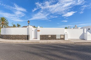 Exterior - Holiday Villa 'The Suite' with Private Pool, Wi-Fi, and Air Conditioning (Playa Blanca)