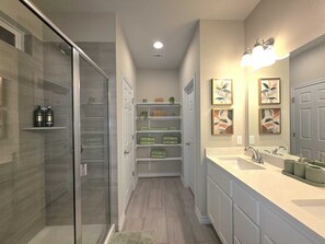 Dusche, Haartrockner, Handtücher, Seife