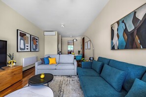 Apartment, 2 Bedrooms, Balcony, Ocean View | Living room