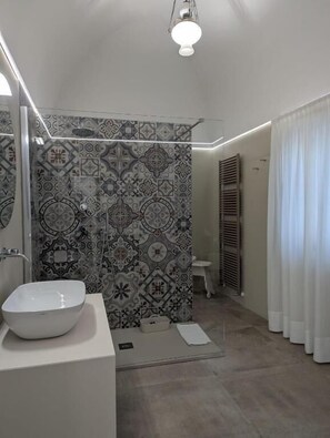 Suite Deluxe, vistes al mar | Bany | Dutxa, assecador de cabells, tovalloles i sabó