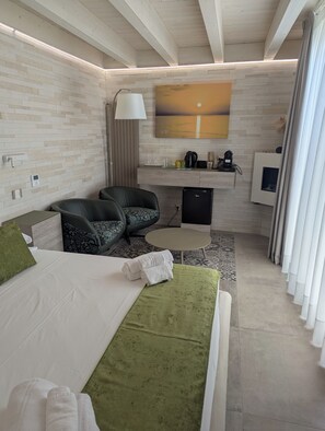 Deluxe Double or Twin Room, Sea View | Living area - Al Corso Charming Rooms (Peschici)