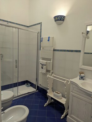 Douche, sèche-cheveux, serviettes fournies, savon