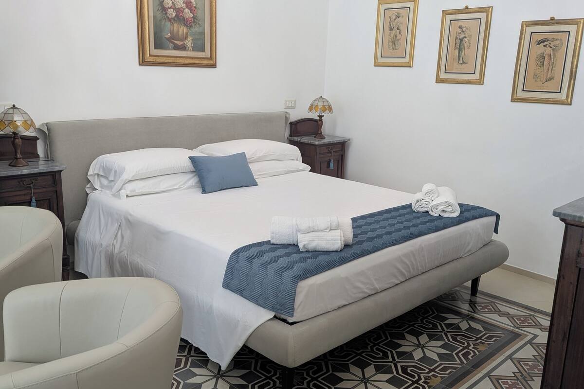 Comfort kamer, 1 twee- of 2 eenpersoonsbedden, balkon, uitzicht op de binnenplaats | Donsdekens, pillowtop-bedden, een minibar, een kluis op de kamer