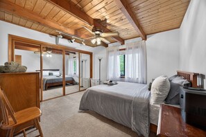 Desk, travel cot, WiFi, bed sheets - Woodland Retreat | 30+ Day Pocono Stay (Lake Ariel)