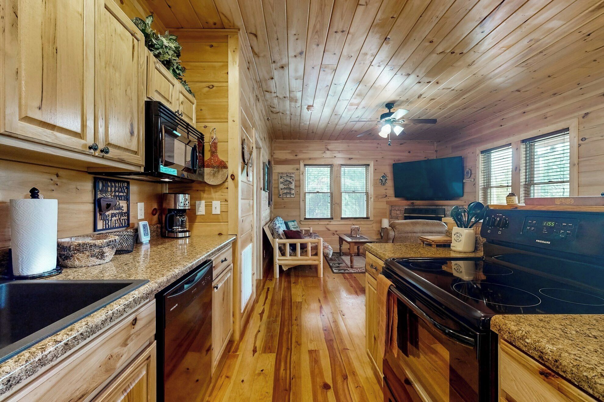 Jääkaappi, mikroaaltouuni, uuni, liesi