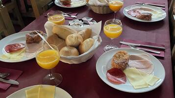 Free daily continental breakfast