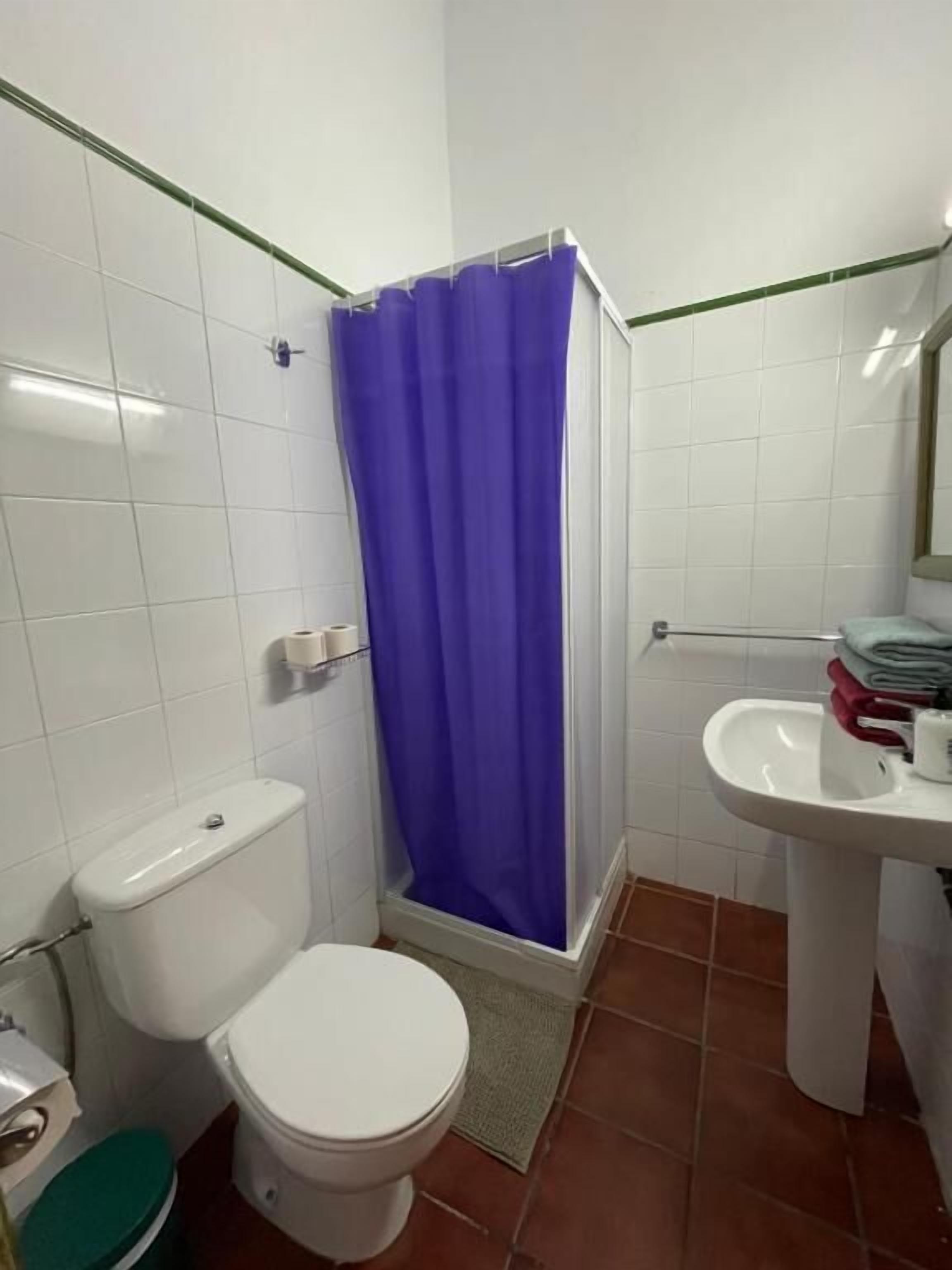 Serviettes fournies, papier toilette