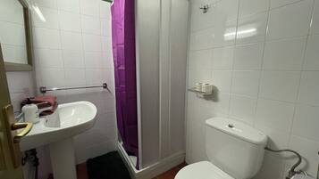 Comfort vierpersoonskamer | Badkamer | Handdoeken, toiletpapier