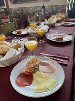 Desayuno continental gratuito y diario