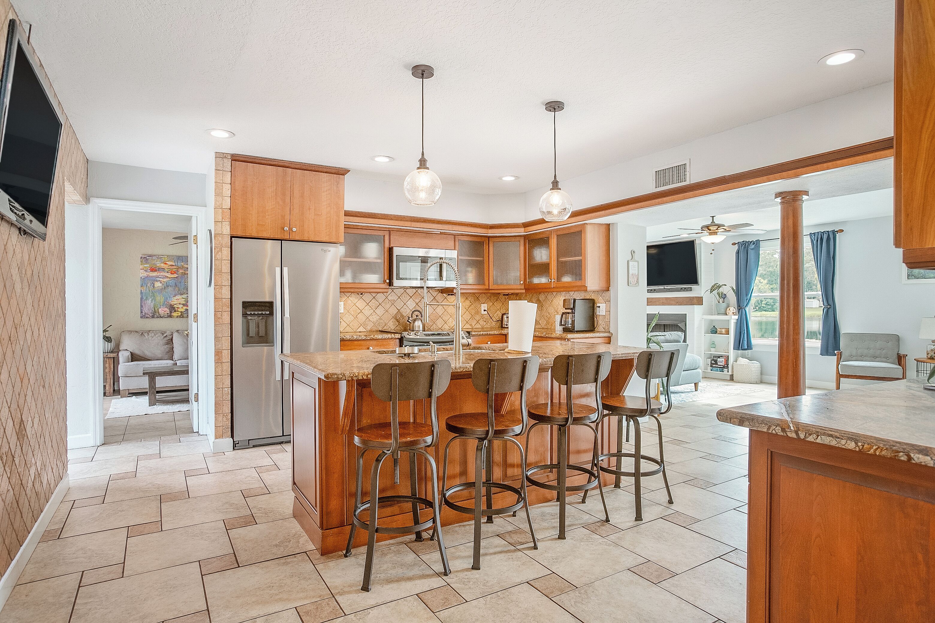 Een microgolfoven, een oven, een kookplaat, een vaatwasser