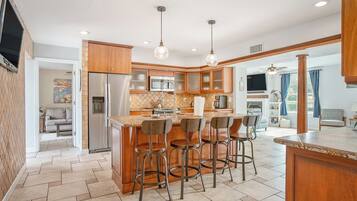 Een microgolfoven, een oven, een kookplaat, een vaatwasser