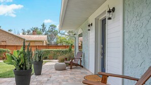 A patio with potted plants, wooden chairs, and a brick floor. - Lakefront Getaway 10 minutes from downtown Deland (DeLand)