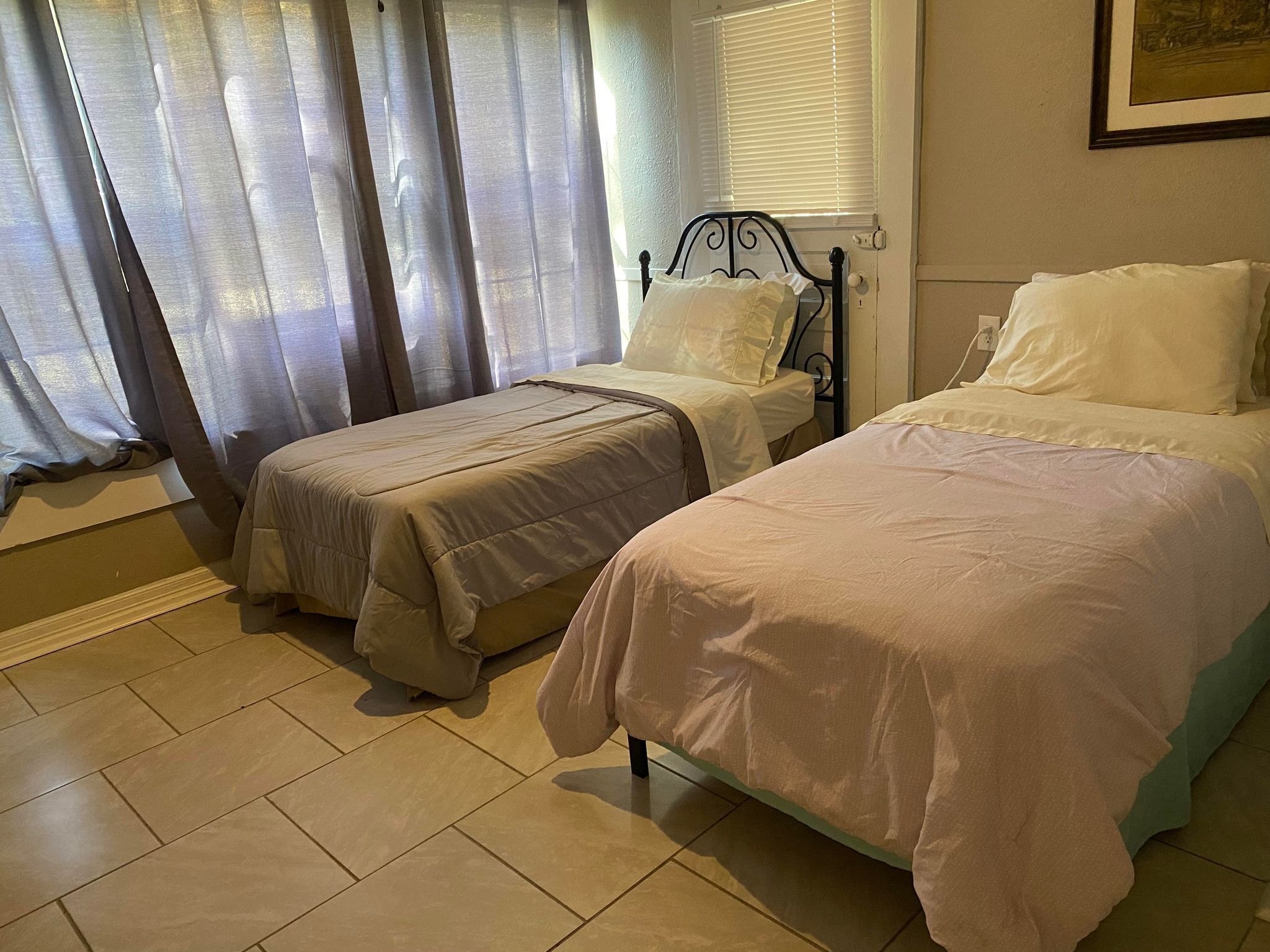 Escritorio, wifi y ropa de cama 