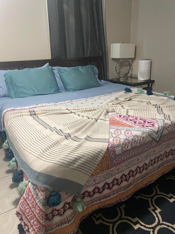 Escritorio, wifi y ropa de cama 