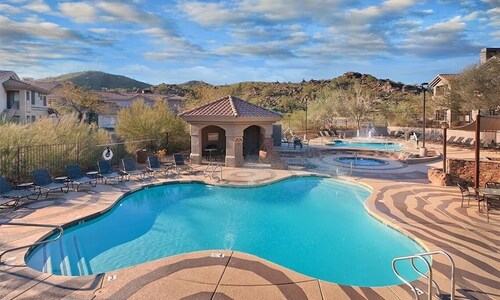 2-bedroom resort in amazing Phoenix with AC, fitness room