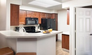 Microondas, horno, parrilla de estufa y lavavajillas