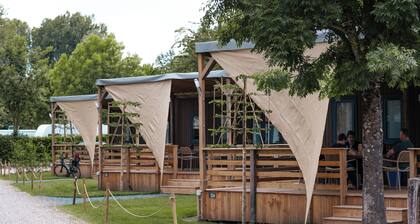 If you want to stay on a campsite while enjoying all the comfort of a home, why not rent one of our luxury lodges in the unspoilt landscape of the Dutch province of Limburg. You can find these lodges with private parking on the map on pitches 134, 13