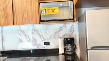 Chambre Familiale, balcon, vue ville | Coin cuisine privé | Réfrigérateur, micro-ondes, plaque de cuisson, cafetière/bouilloire