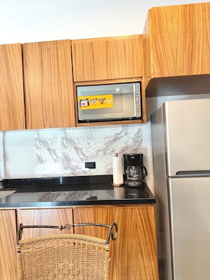 Habitación familiar, balcón, vistas a la ciudad | Cocina básica privada | Frigorífico, microondas, placa de cocina y cafetera o tetera