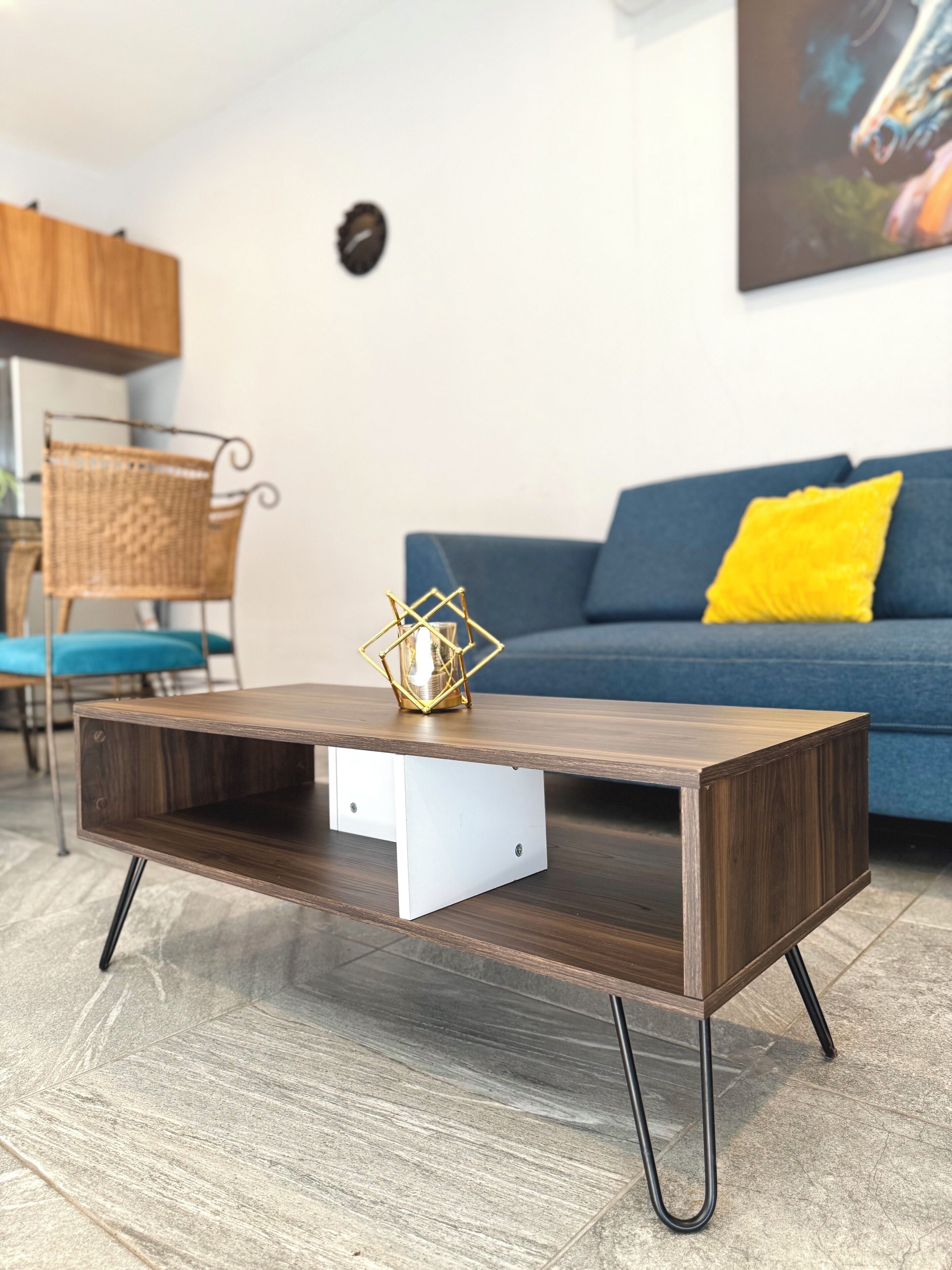 En 65-tommers smart-TV med kabel-kanaler samt Netflix