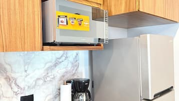 Habitación familiar, balcón, vistas a la ciudad | Cocina básica privada | Frigorífico, microondas, placa de cocina y cafetera o tetera