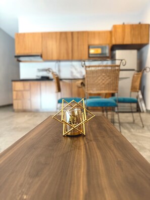 Chambre Familiale, balcon, vue ville | Coin séjour