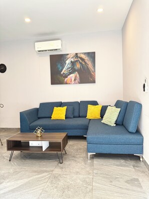65-inch Smart TV with cable channels, Netflix, streaming services - Sundrift By GEstores (Mazatlán)