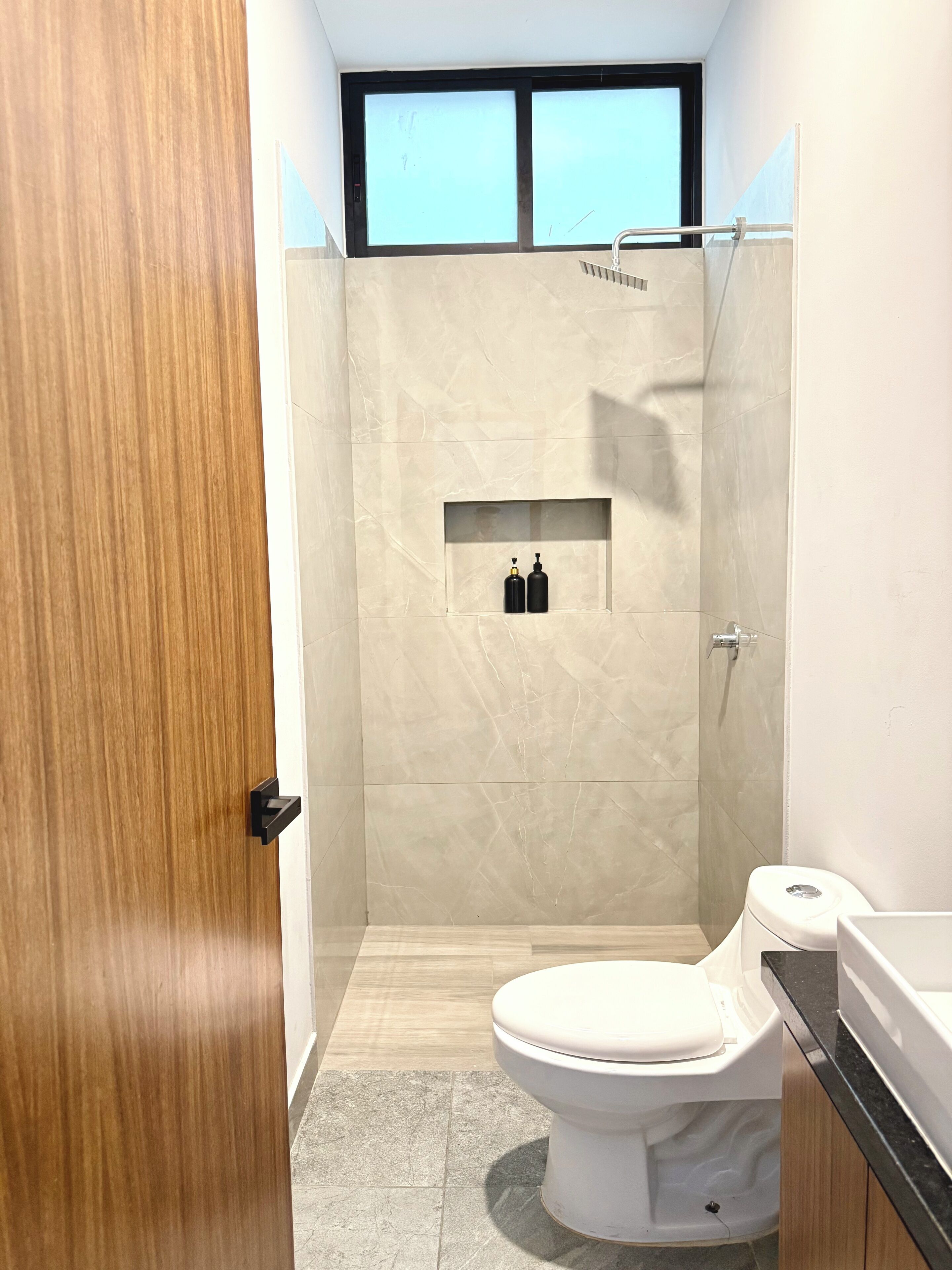 Familienzimmer, Balkon, Stadtblick | Badezimmer | Kostenlose Toilettenartikel, Handtücher, Seife, Shampoo