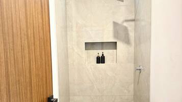 Familienzimmer, Balkon, Stadtblick | Badezimmer | Kostenlose Toilettenartikel, Handtücher, Seife, Shampoo