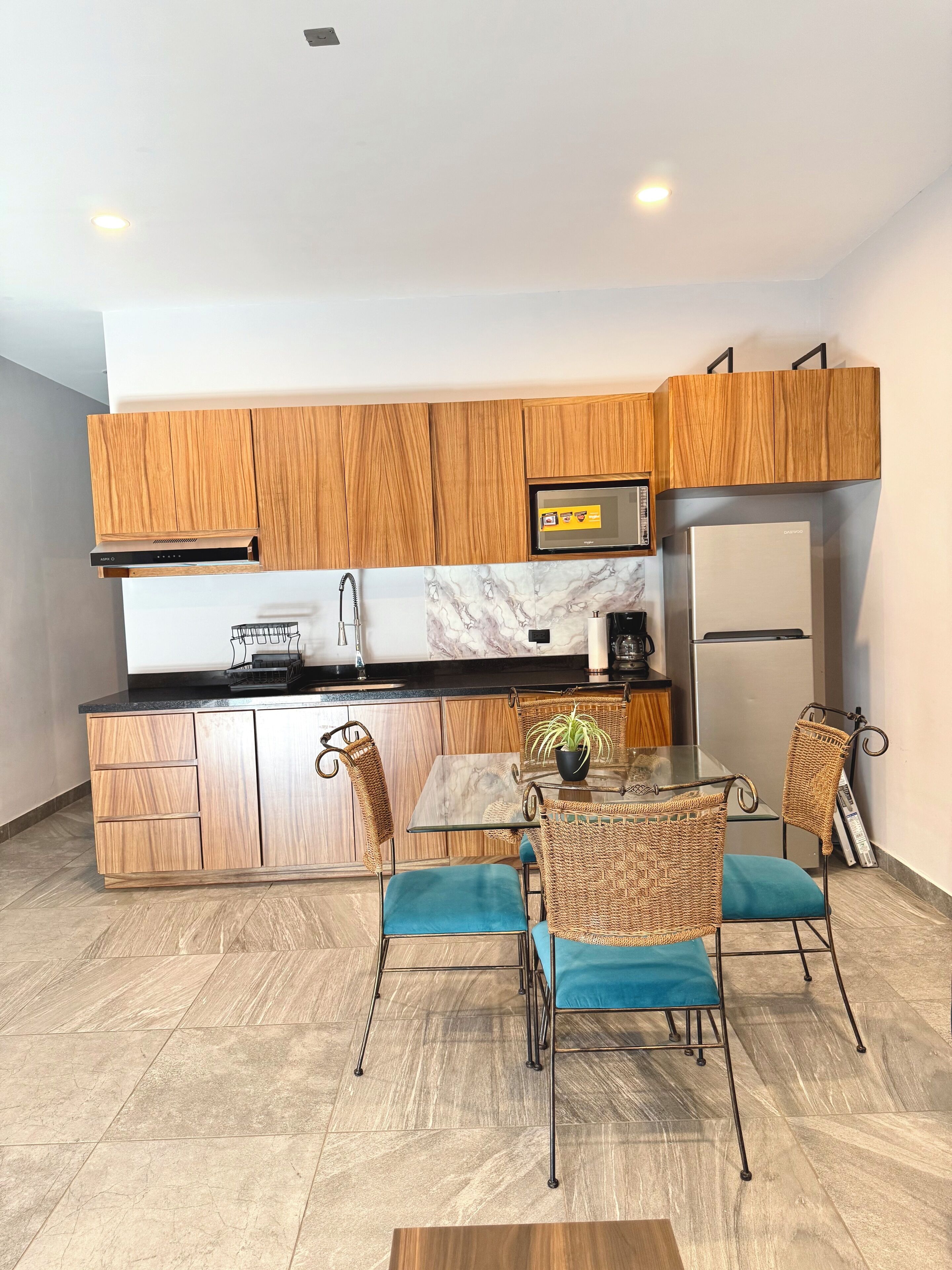 Habitació familiar, balcó, vistes a la ciutat | Cuina bàsica privada | Frigorífic, microones, placa de cuina i cafetera i tetera 