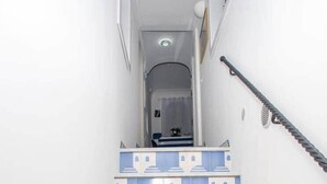 Eine Treppe mit einem besonderen Design und blauen und weißen Mustern.