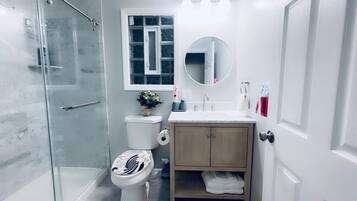 淋浴设施、吹风机、毛巾、肥皂