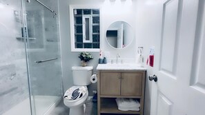 Douche, sèche-cheveux, serviettes fournies, savon