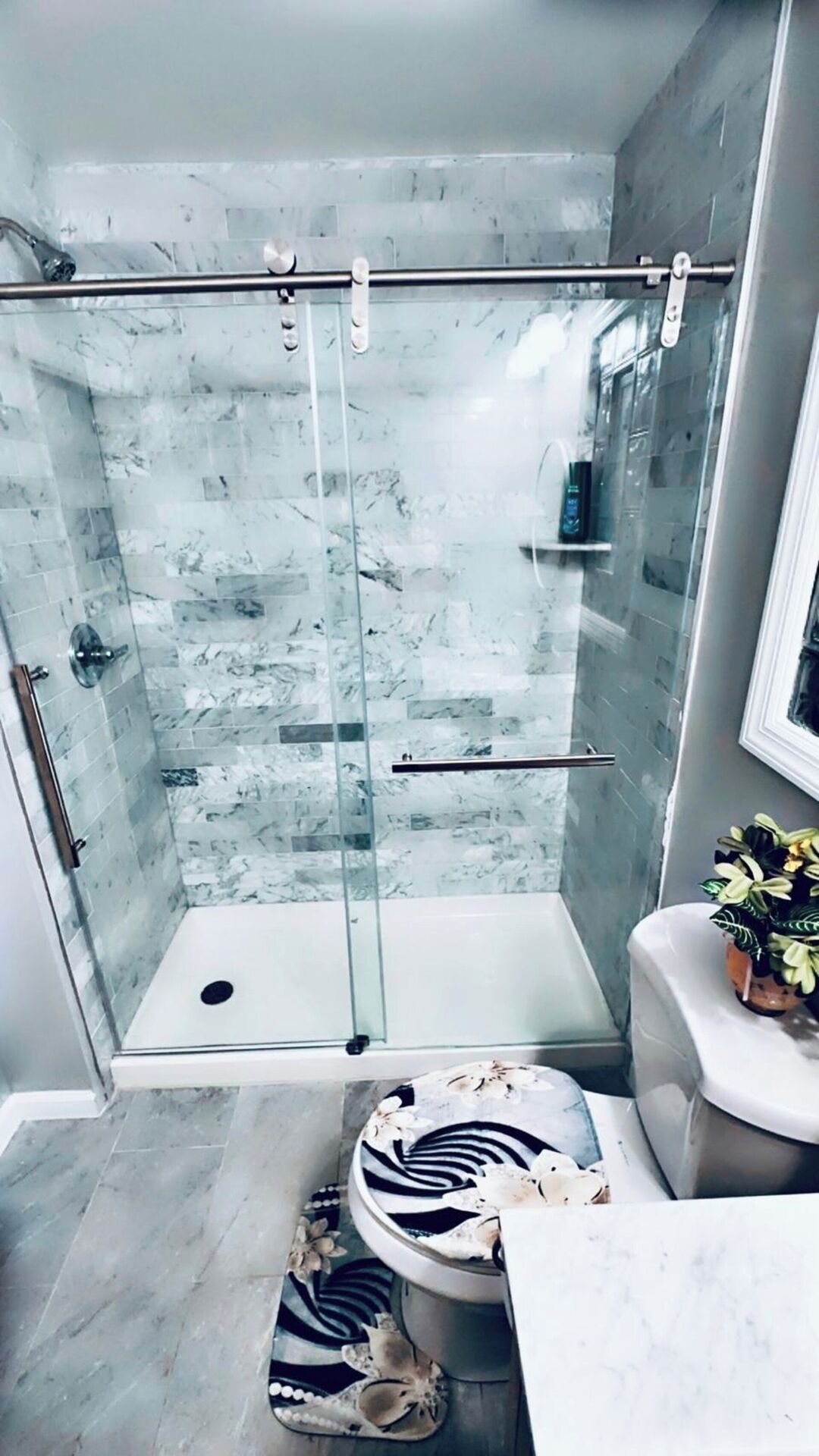 Douche, sèche-cheveux, serviettes fournies, savon