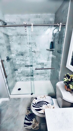 Shower, hair dryer, towels, soap - 3BR Elizabeth Apt – Waterfront, Near NYC and Airport (Elizabeth)