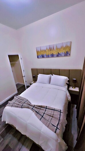 3 bedrooms, iron/ironing board, WiFi, bed sheets - 3BR Elizabeth Apt – Waterfront, Near NYC and Airport (Elizabeth)