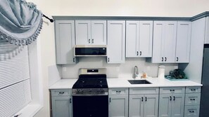 Microwave, oven, stovetop, paper towels - 3BR Elizabeth Apt – Waterfront, Near NYC and Airport (Elizabeth)
