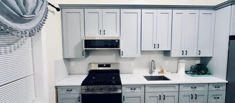 Charming 3-bedroom apartment in Elizabeth with AC